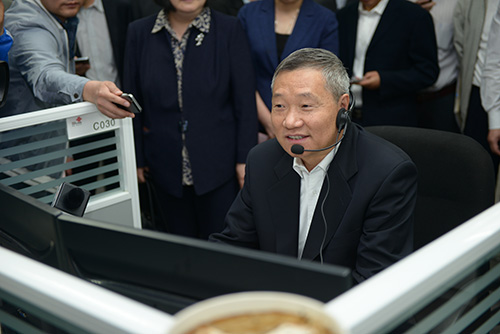 肖鋼主席接聽投資者電話