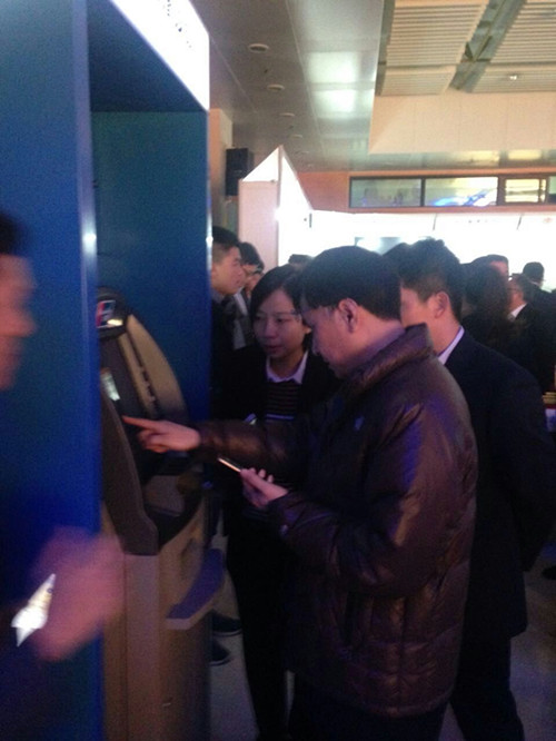 在ATM上演示手機非接IC卡取款及二維碼掃碼取款功能，并成功吸睛