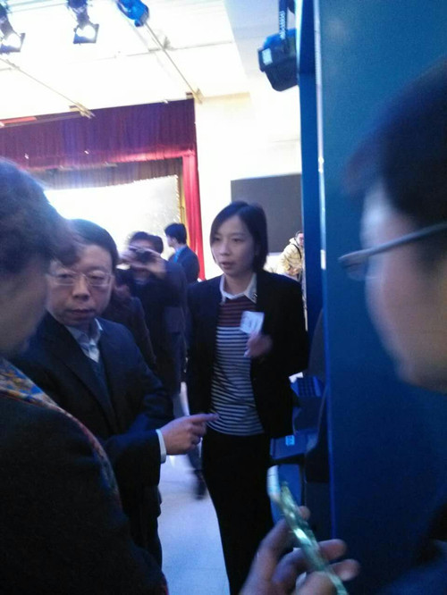 建行楊行長親自體驗ATM非接觸式取款功能